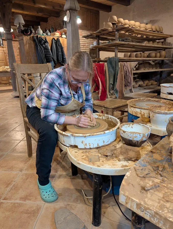 Praca przy kole garncarskim podczas rozwijania warsztatu ceramicznego.