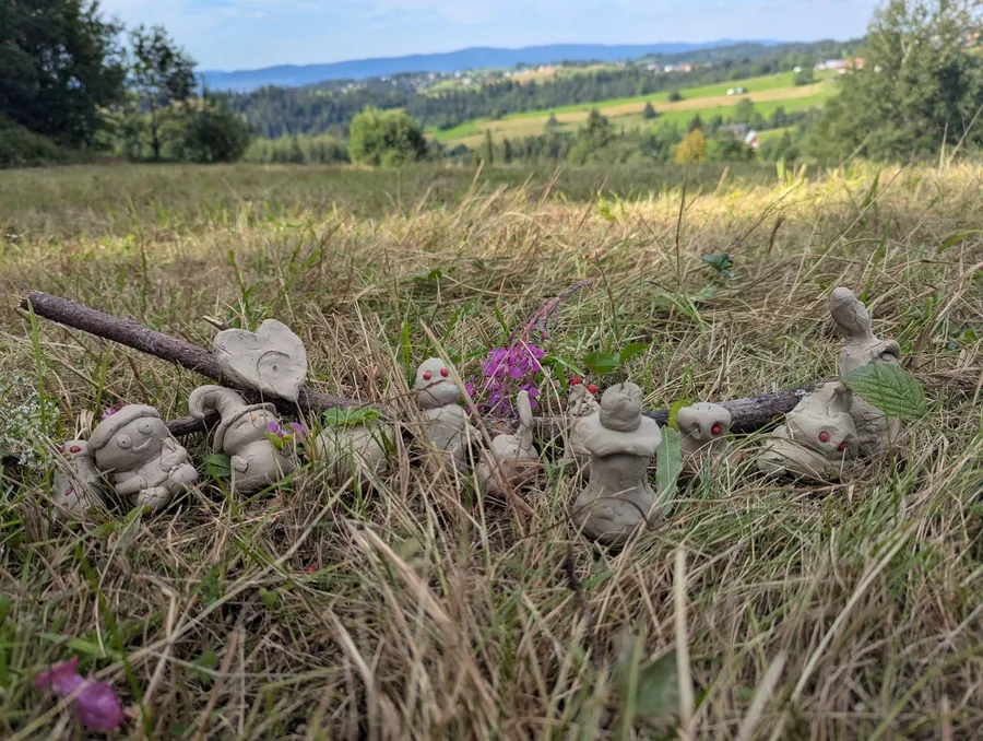 Gliniane postaci ustawione w plenerze podczas działania Bo muzyka jest wokół nas.
