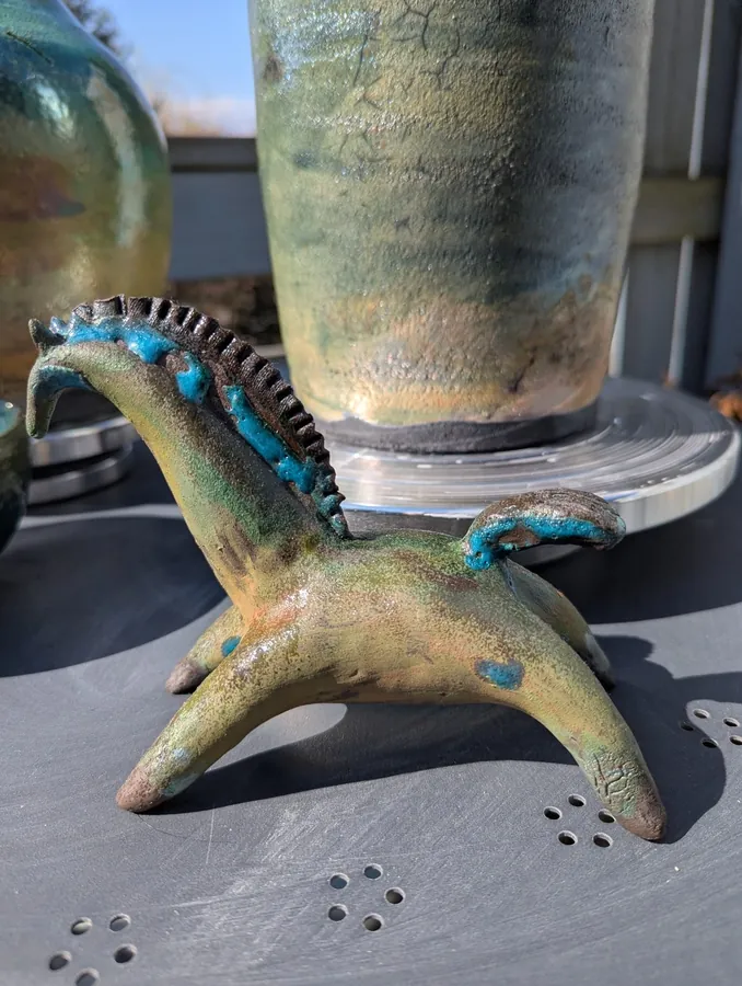 Ceramiczna forma zwierzęca z turkusowymi detalami po wypale alternatywnym.