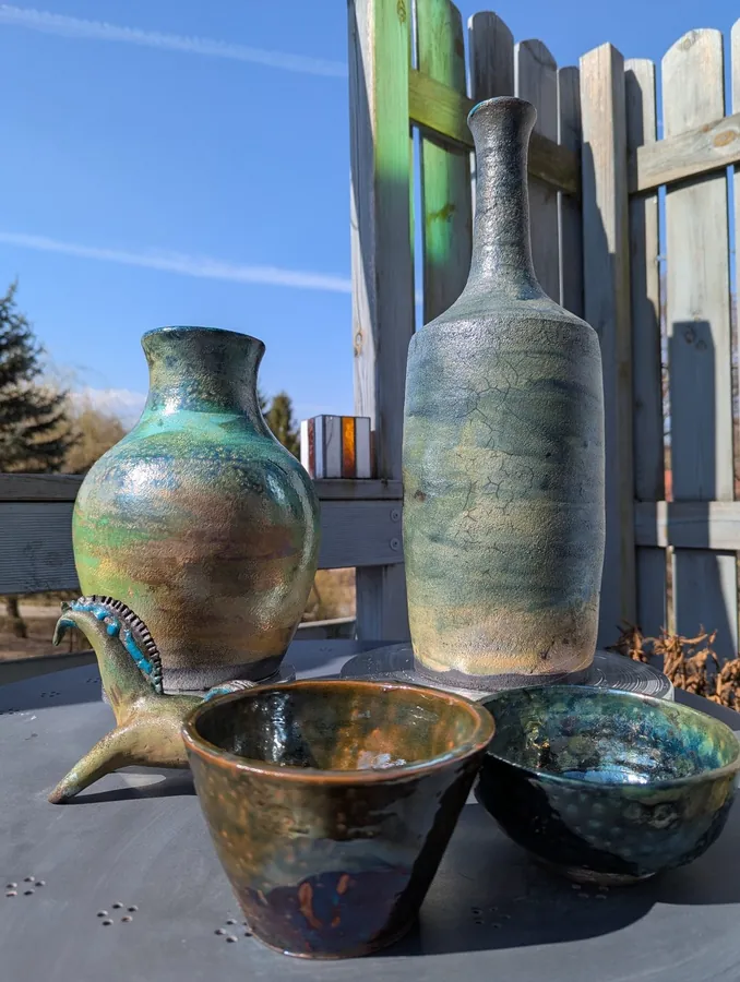 Zestaw większych form i naczyń ceramicznych po wypale.