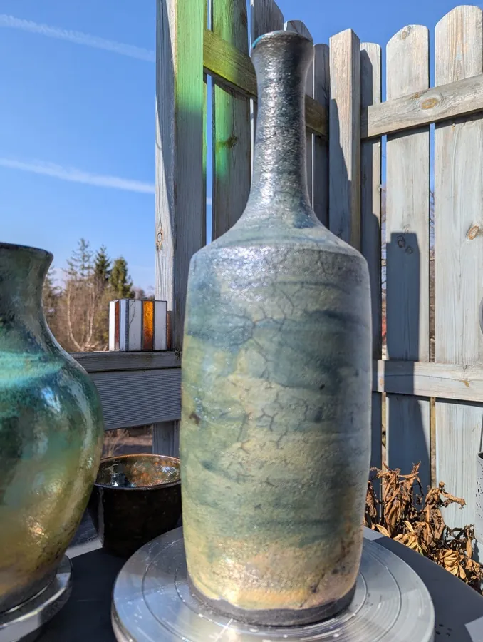 Wysoka butla ceramiczna po wypale alternatywnym.