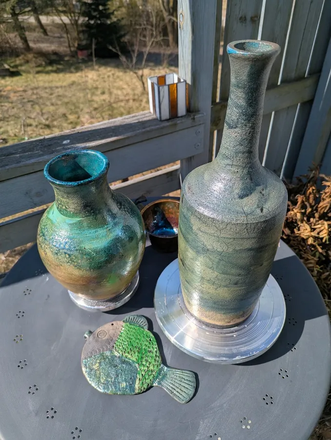 Dwie duże formy ceramiczne i drobniejsze obiekty po wypale.