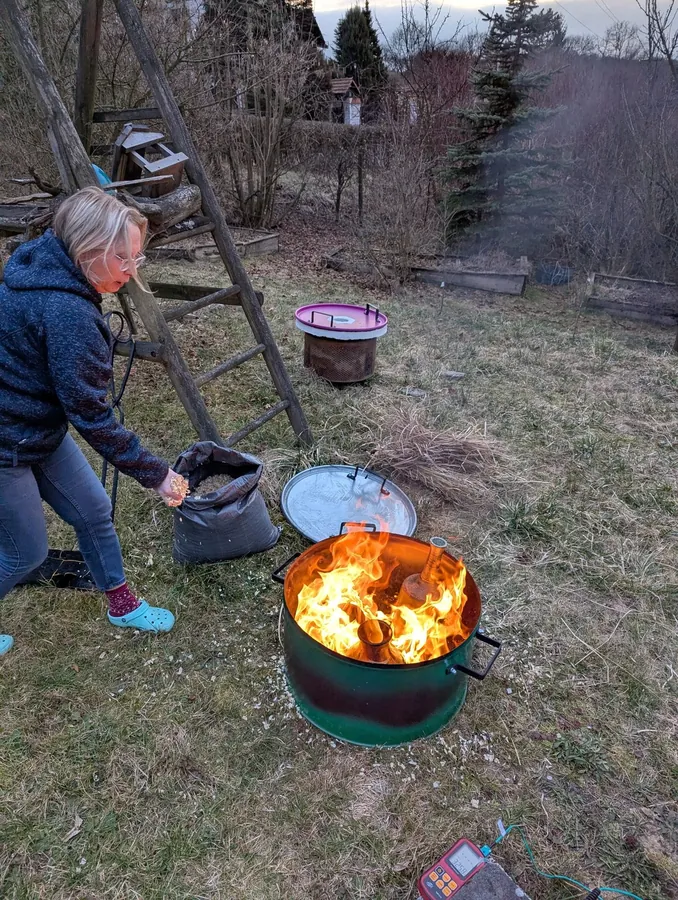 Redukcja rozgrzanej ceramiki w pojemniku z materiałem organicznym.